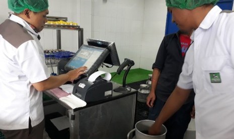 Kegiatan pengumpulan susu dari peternak di pengemoulan susu dengan sistem digital atau Milk Collection Point (MCP) Citere, Pangalengan, Bandung, Jawa Barat. 