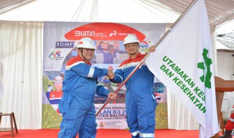 Kegiatan penutupan Bulan K3 Project Balongan diakhiri dengan penyerahan Bendera Pataka K3 oleh GM Project Balongan Sugeng Firmanto kepada Ketua Panitia Bulan K3 di Project Balongan Ubai Zubairi