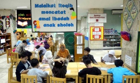  Kegiatan pesantren anak di Raudhatul Athfal Masjid Istiqlal, Jakarta, Kamis (25/7).  (Republika/Agung Supriyanto)