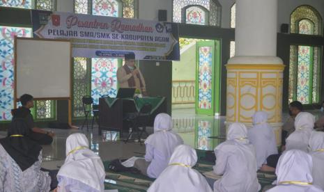   Pesantren Ramadhan Diharapkan Bangun Karakter Berbasis Syariah. Foto: Kegiatan pesantren Ramadhan tingkar SMK/SMA di Kabupaten Agam.