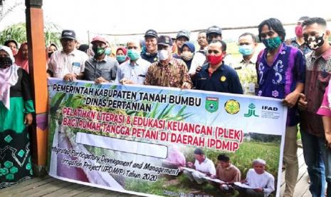 Kegiatan PLEK untuk Tanah Bumbu berlangsung di BPP Batulicin, 14 - 17 September. Pesertanya 10 orang penyuluh, 20 ketua kelompok tani (Poktan) dan penyuluh swadaya. Berlanjut PLEK bagi rumah tangga tani (RTT) wilayah kegiatan IPDMIP di Tanah Bumbu. Berlangsung pada 22 hingga 25 September meliputi 10 desa dari lima kecamatan dan empat balai penyuluhan pertanian (BPP).  