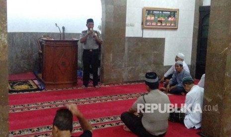 Kegiatan Polisi Cinta Masjid solat subuh berjamaah di Masjid Al-Hidayah Kramat, Senen, Jakarta Pusat.