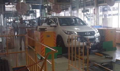 Kegiatan produksi Toyota All New Fortuner di PT Toyota Motor Manufacturing Indonesia di Cikarang, Jawa Barat. 