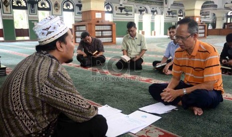   Kegiatan Program Hafalan Alquran di Masjid Al-Azhar, Jakarta, Ahad (9/6).  (Republika/Agung Supriyanto)  