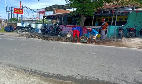 Kegiatan program padat karya infrastruktur di Bantul, DIY.