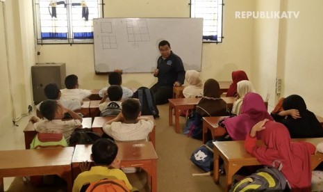 Kegiatan proses belajar mengajar di Kampung Matematika, Desa Laladon, Kecamatan Ciomas, Bogor