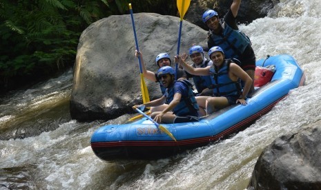 Kegiatan Rafting wisatawan Timur Tengah bersama dengan Kementerian Pariwisata di kawasan Ubud, Bali. 