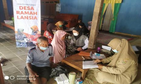 Kegiatan Ramah Lansia Rumah Zakat berkolaborasi dengan pemerintah desa (pemda) setempat dengan menghadirkan bidan desa, relawan nakes dan pihak Puskesmas Nogosari. 