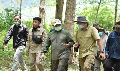 Kegiatan reboisasi tanaman jambu mete di wilayah lahan krisis bekas tambang di Desa Keposang mendapat dukungan penuh dari Gubernur Kepulauan Bangka Belitung (Babel), Erzaldi Rosman. Hal ini disampaikan dalam kegiatan Kunjungan Kerja Gubernur Kepulauan Bangka Belitung ke Desa Keposang dalam rangka kegiatan penanaman bibit jambu mete di lahan kritis, bertempat di Desa Keposang, Kec. Toboali, Bangka Selatan, Ahad (18/10).