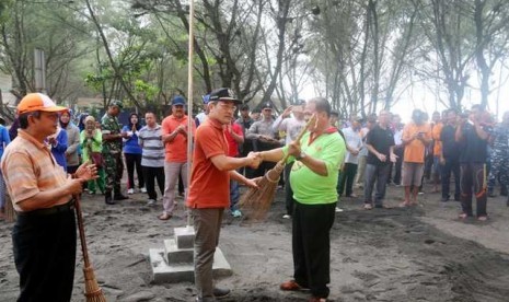 Kegiatan 'reresik' di Pantai Baru.