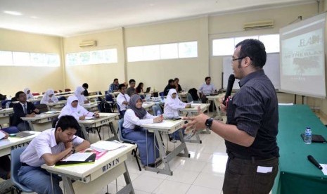 Kegiatan ROL to SChool di Kampus ISTN Jakarta, Sabtu (15/12).  (Foto: Klub Jurnalistik ROL/Radimas Wiwoho)