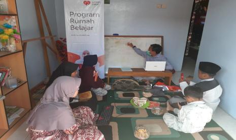 Kegiatan Rumah Belajar Bumijawa kembali di buka. Kali ini, para peserta diberikan kesempatan untuk belajar komputer secara gratis.