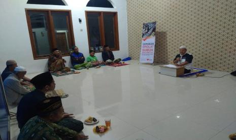 Kegiatan Rutinitas Sholat Subuh berjamaah yang didukung Rumah Zakat di Mushola Baiturrahim RT 02 RW 01 Desa kaliloka, kecamatan Sirampog, Brebes, Jawa Tengah dilaksanakan sepekan sekali setiap hari Ahad. 