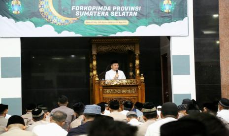 Kegiatan salat tarawih berjamaah dengan jajaran perwakilan Polda Sumsel di Masjid As Saadah Mapolda Sumsel, Palembang, Sumatra Selatan. 