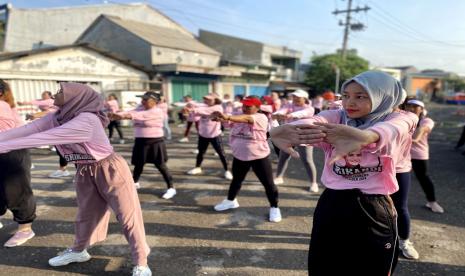 Kegiatan senam sehat di Terboyo Wetan, Kecamatan Genuk, Kota Semarang, Jawa Tengah (Jateng). 