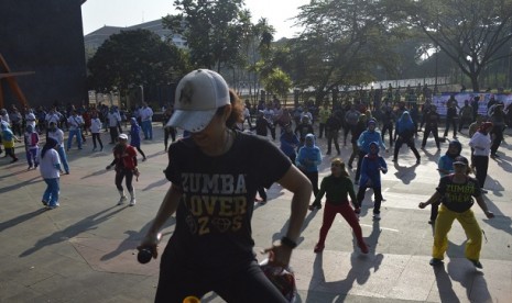 Kegiatan senam sehat yang digelar BNN Kota Bandung di GOR Saparua, Kota Bandung, Jumat (28/6).