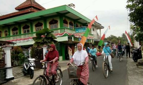 Kegiatan sepeda gembira jamaah Masjid Ar Rohmah di sekitaran Padukuhan Karang, Desa Sumberagung, Kecamatan Moyudan, Kabupaten Sleman.