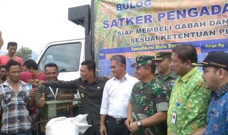 Kegiatan serap gabah di Kabupaten Aceh Besar, Kamis (16/3).