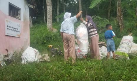 Kegiatan setor sampah dan penimbangan mampu mendorong masyarakat untuk mengelola sampah dengan baik.