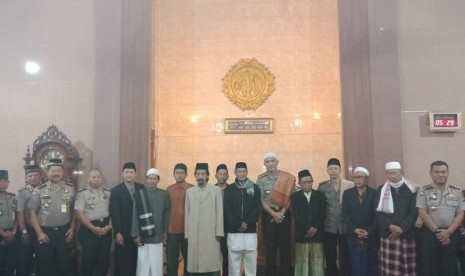 Kegiatan shalat subuh berjamaah keliling masjid yang digagas Direktorat Binmas Polda Jabar