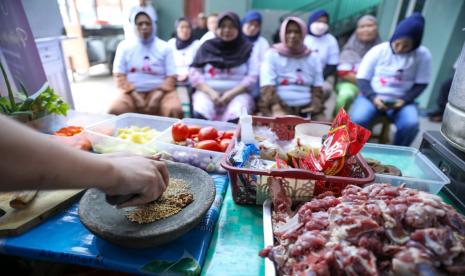 Kegiatan silaturahmi ibu-ibu di Jakarta sambil bekerja sama mengolah daging hewan yang dikurbankan.