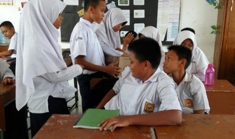 Siswa siswi SMP sedang melaksanakan kegiatan belajar di sekolah 