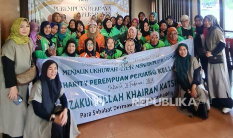 Kegiatan sosial Hawa Elzanira  yang memberikan donasi kepada pekerja ojek online perempuan dan pekerja lepas perempuan di Halim, Jakarta Timur, Jumat (21/2/2025). Acara ini juga diisi dengan tausiyah. 