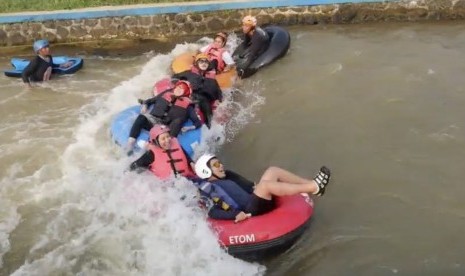 Kegiatan susur sungai atau river tubing di sungai kupang, desa wisata Pandansari, Batang