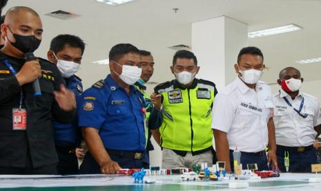 Kegiatan Table Top dan Modular Exercise yang dilaksanakan manajemen Bandara Jenderal Ahmad Yani Semarang dalam rangka mengasah kemampuan teoritis dan cara bertindak seluruh personil, sebagai upaya meningkatkan sistem keamanan dan keselamatan penerbangan dalam penanggulangan keadaan darurat di lingkungan bandara.