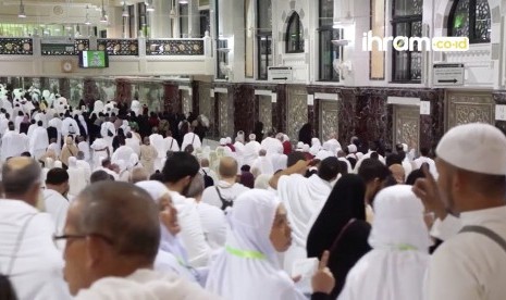 Kesthuri Imbau Anggotanya tak Naikan Paket Umroh. Foto; Kegiatan tawaf saat umrah (Ilustrasi)