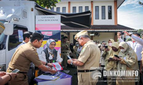 Kegiatan tebus murah minyak goreng 1 rupiah, dengan menggunakan metode pembayaran QRIS, di halaman Gedung Sasana Adiguna Setda Kabupaten Banjarnegara, Senin (19/12/2022). 