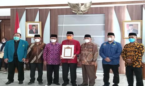 Kegiatan untuk membumikan Alquran terus dilakukan di Kota Sukabumi. Salah satunya digagas Sekolah Tinggi Agama Islam (STAI) Syamsul Ulum Kota Sukabumi yang menggagas menulis Alquran dengan Iqra Bil Qolam dalam kegiatan kuliah kerja nyata (KKN) mahasiswa.