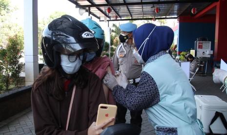 Kegiatan vaksinasi drive thru di halaman depan Stadion Gajayana, Kota Malang.