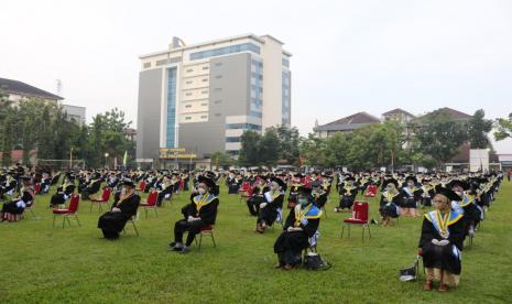 Kegiatan wisuda Universitas Muhammadiyah Purwokerto.Universitas Muhammadiyah Purwokerto (UMP) menjadi salah satu dari 7 perguruan tinggi swasta terbaik di Asia Tenggara. Daftar universitas terbaik ini dikeluarkan oleh lembaga pemeringkatan international independent AppliedHE.