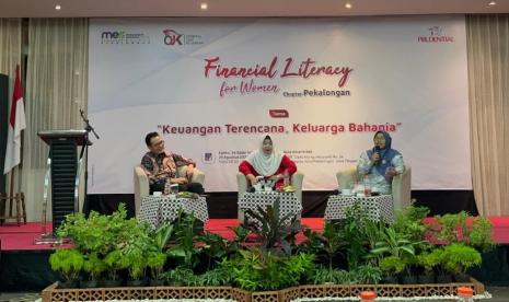 Kegiatan Workshop Financial Literacy for Women yang bertema Keuangan Terencana, Keluarga Bahagia sukses diselenggarakan Kamis, 29 Agustus 2024 di Hotel Khas Pekalongan. Acara ini diinisiasi oleh Pengurus Daerah Masyarakat Ekonomi Syariah (MES) Pekalongan, dengan dukungan penuh dari Prudential Indonesia dan Otoritas Jasa Keuangan (OJK) Kantor Perwakilan Tegal.