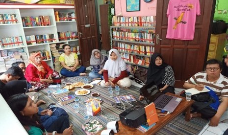 Kegiatan “Writing Class” diadakan oleh Dompet Dhuafa Kaltim bekerja sama dengan Kampoeng Literasi Balikpapan, dan Taman Bacaan Masyarakat (TBM) An-Nisa.