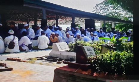 Kegiatan yasinan dan tahlilan pada hari pertama ziarah kubro di makam Al-Habib Aqil Bin Yahya dan Al Habib Ahmad Bin Syeh Shahab di kawasan 8 Ilir Jalan dr.M Isa Palembang, Jumat (1/3/2024). 