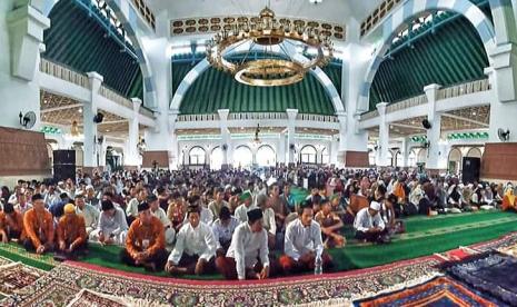 Kegiatan Zikir Akbar dan Doa Bersama untuk menghadapi Ujian dan Penguatan Karakteristik Religius yang diikuti siswa SD/MI hingga SMA/ MA sederajat di MAJT Semarang, Sabtu (14/3). Dalam kegiatan ini ribuan siswa juga mendoakan Indonesia terbebas dari ancaman virus Corona.(Dok Istimewa )