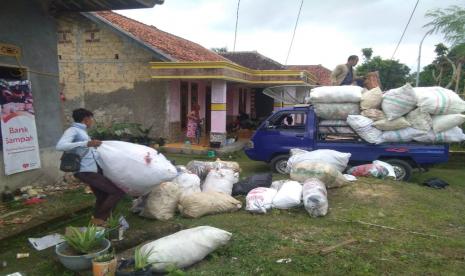 Kehadiran Bank Sampah sangatlah membantu pemerintah dan masyarakat terutama dalam hal penanggulangan sampah dan kebersihan lingkungan sekitar.