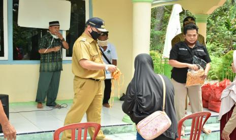 Kehadiran Gubernur Erzaldi Rosman di Desa Tanjung Pura, Kecamatan Sungai Selan, Kabupaten Bangka Tengah, Selasa (21/4) dalam rangka Pelaksanaan Kegiatan Pembagian Sembako ke masyarakat sekitar kawasan hutan dan masyarakat pesisir bersama Dinas Kehutanan Provinsi Kep. Babel, Aksi Cepat Tanggap (ACT), dan Masyarakat Relawan Indonesia (MRI) Peduli Dampak Covid-19.