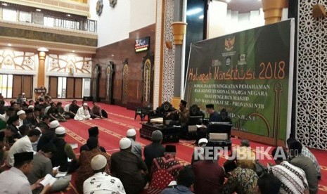 kehadiran Pakar Hukum Tata Negara, Mahfud MD ngabuburit bersama warga NTB di Masjid Hubbul Wathan, Islamic Center NTB dalam Halaqah Konstitusi tentang sosialisasi hak konstitusional warga pada Kamis (24/5).