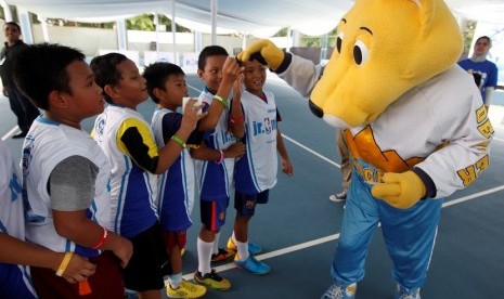 Kehadiran Rocky the Mountain Lion - salah satu maskot yang paling dicintai dari tim basket NBA, Denver Nuggets, yang berbasis di Colorado, Denver - turut memeriahkan jalannya open clinic, Minggu (20/3) di Jakarta