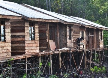 Kehidupan masyarakat Papua di Kampung Asmat, Distrik Mimika Timur, Timika, Papua.