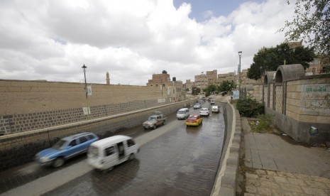 Kehidupan sehari-hari di Yaman. Sejumlah mobil melintas di kota tua Sanaa, Yaman, Sabtu (28/9). Konflik yang terus berlangsung menewaskan puluhan ribu orang dan memicu krisis kemanusiaan di Yaman.