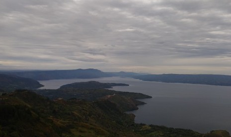 Keindahan Danau Toba terpancar dari atas ketinggian di Panatapan Huta Ginjang, Tapanuli Utara, Sumatra Utara