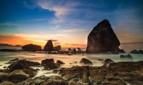 Keindahan Matahari Pagi di Pantai Tanjung Papuma