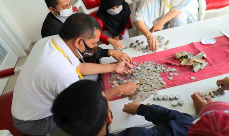 Keisha (9), bocah kelas 3 SD Cimandiri Cimahi mendonasikan uang tabungan selama satu tahun dicelengan ke Wali Kota Cimahi, Ajay M Priatna untuk dibelikan masker. Ia melihat masih banyak warga yang belum memakai masker. 