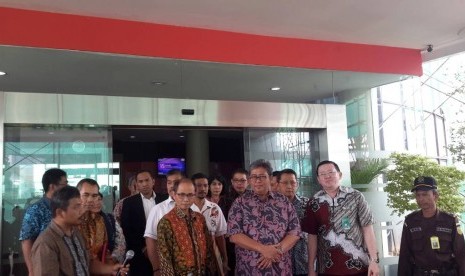 Kejaksaan Agung melakukan konferensi pers terkait dua kasus dugaan korupsi di PT Pertamina di Gedung Bundar, Jakarta, Jumat (2/6). Dua kasus tersebut, yaitu dugaan korupsi investasi saham dana pensiun PT Pertamina dan pengadaan kapal oleh PT Pertamina Trans Kontinental. 