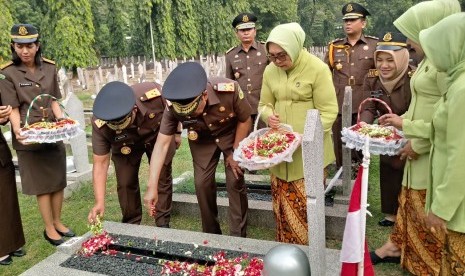 Kejaksaan Agung Republika Indonesia (Kejagung RI) melakukan upacara ziarah di Taman Makam Pahlawan Nasional Kalibata, dalam rangka memperingati hari Bhakti Adhyaksa ke-58, Sabtu (21/7). Jaksa Agung RI, HM Prasetyo memimpin upacara dan dan menabur bunga di tujuh makam Jaksa Agung RI terdahulu