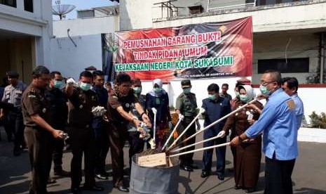 Kejaksaan Negeri (Kejari) Sukabumi memusnahkan ribuan gram ganja dan sabu serta senjata tajam yang perkaranya telah mempunyai kekuatan hukum tetap di halaman kantor Kejari Sukabumi, Kamis (9/8).